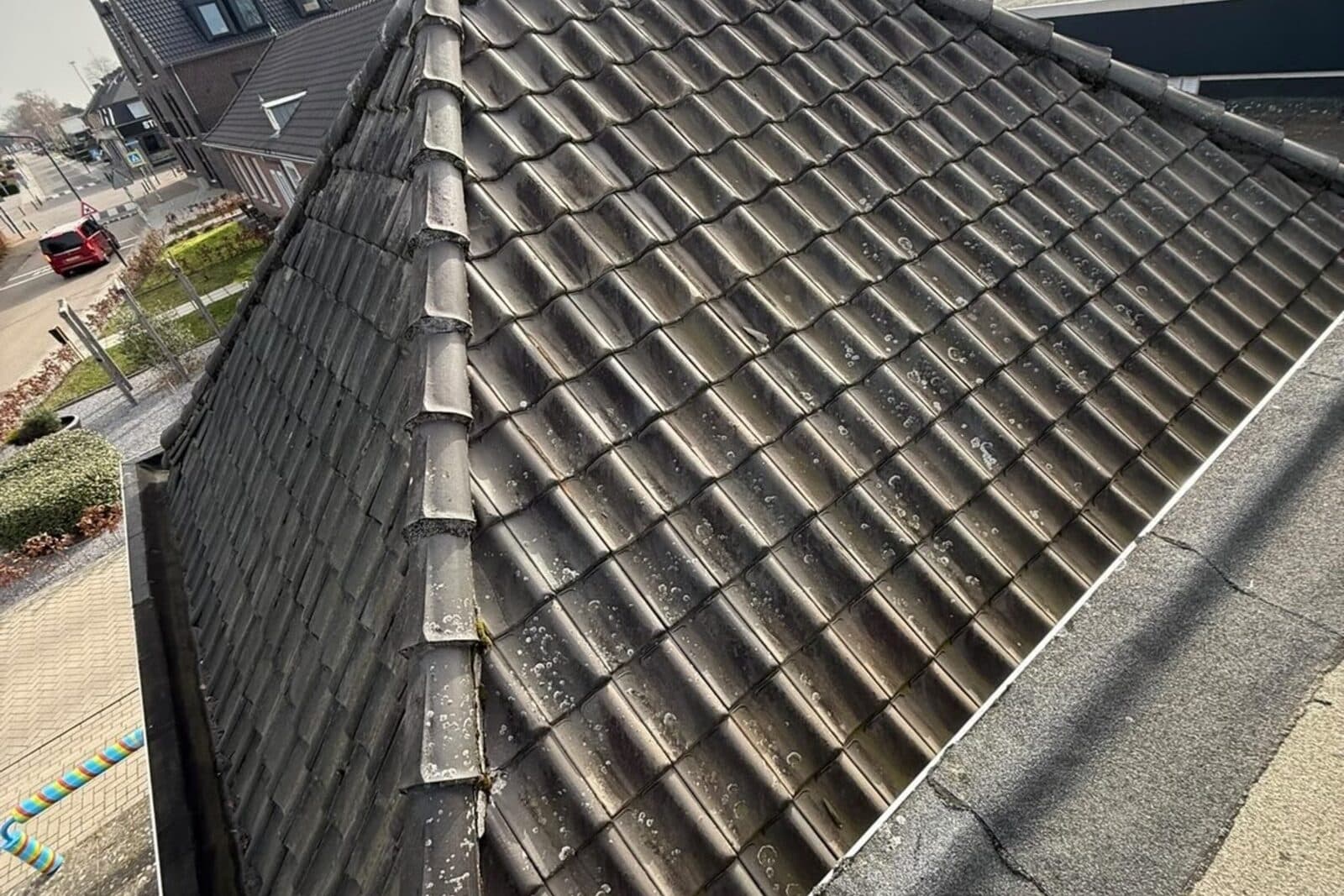 Hellend dak met keramische dakpannen, door Dommeldak nagelopen en hersteld