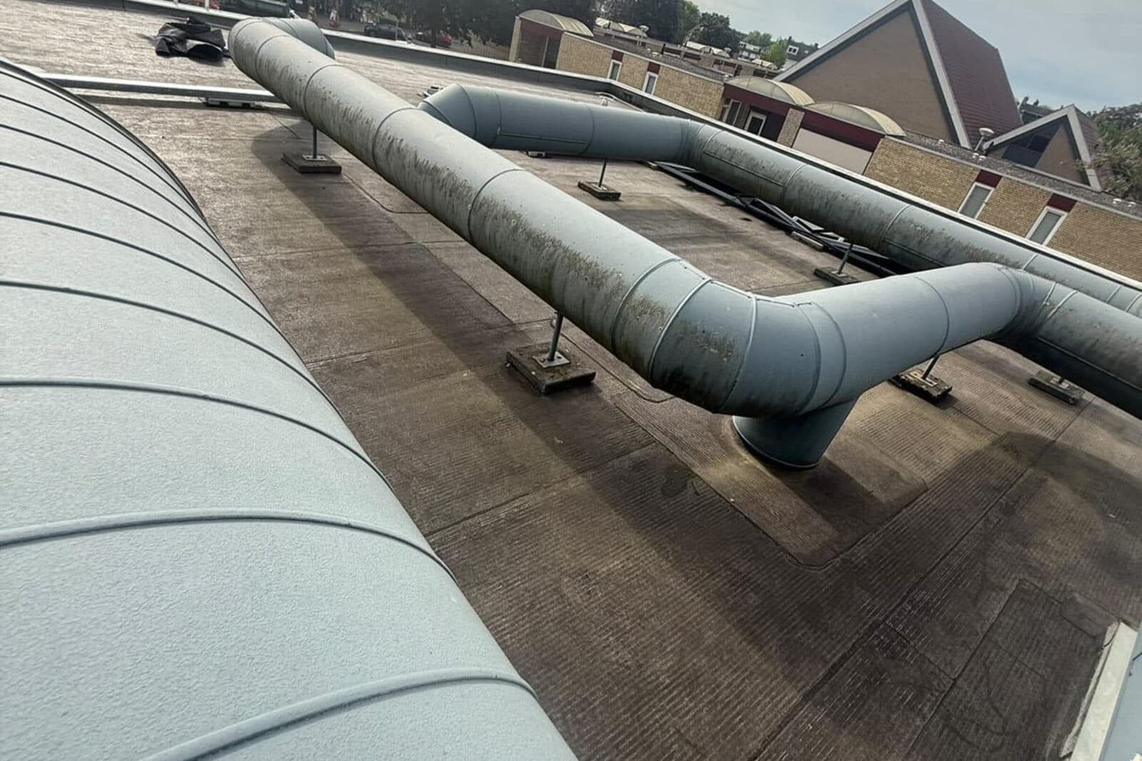 Plat dak met EPDM dakbedekking rond ventilatiekanalen