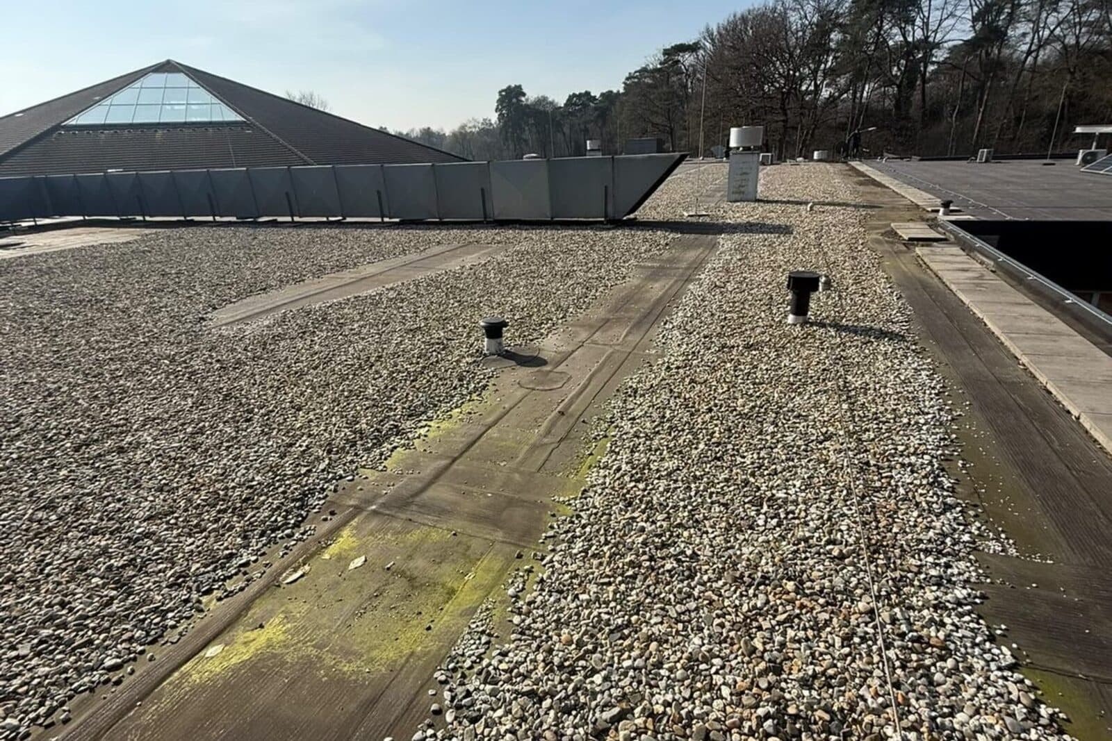 Grindgedekt bitumen plat dak met dakdoorvoeren